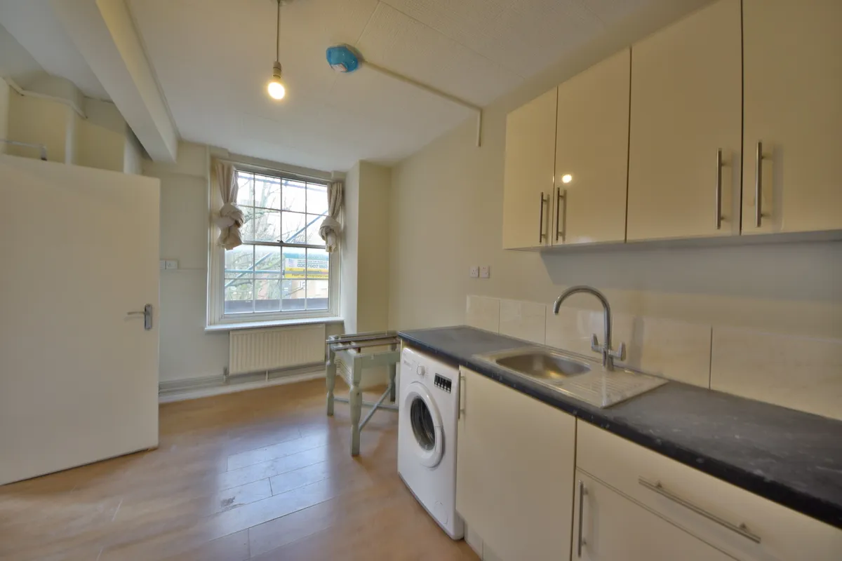 Caledonian Road  ,N7 3 Bedroom flat