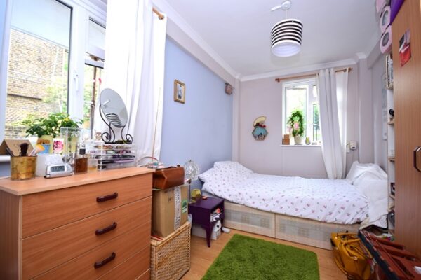 King Henrys Road, 3 Bedroom flat en suite shower