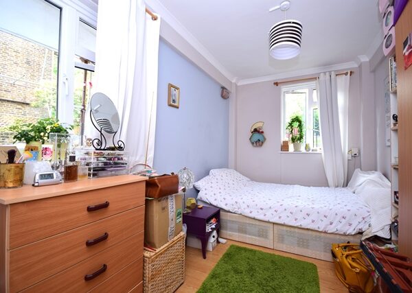 King Henrys Road, 3 Bedroom flat en suite shower