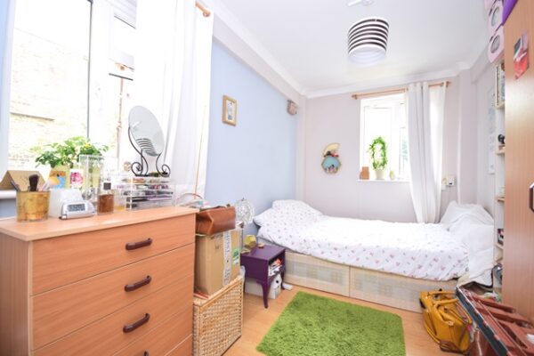 King Henrys Road, 3 Bedroom flat en suite shower