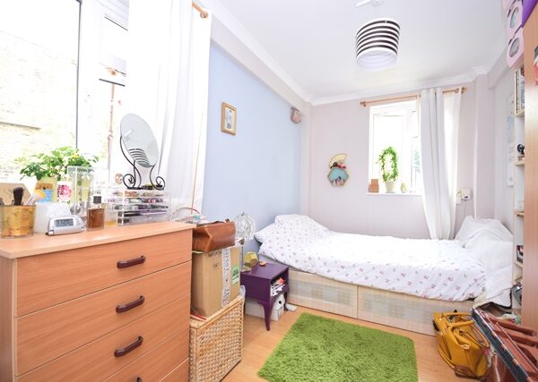 King Henrys Road, 3 Bedroom flat en suite shower