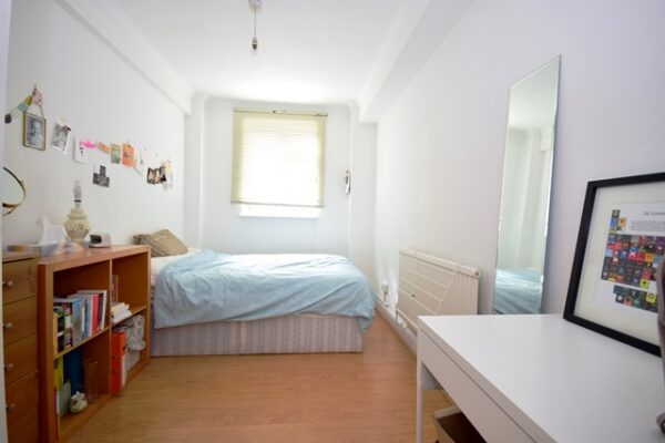 King Henrys Road, 3 Bedroom flat en suite shower