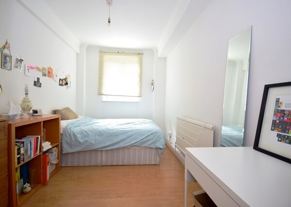 King Henrys Road, 3 Bedroom flat en suite shower