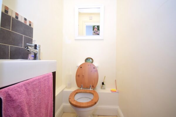 King Henrys Road, 3 Bedroom flat en suite shower
