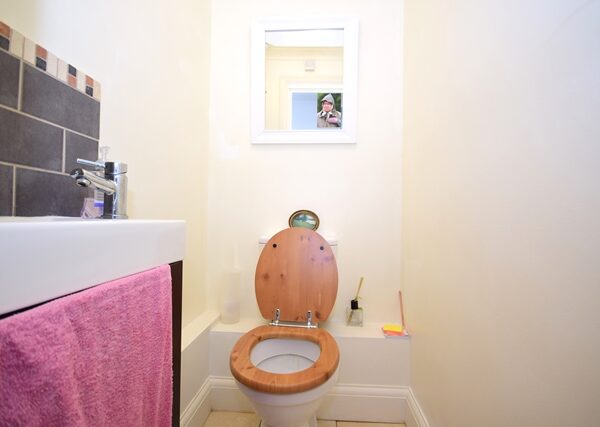 King Henrys Road, 3 Bedroom flat en suite shower