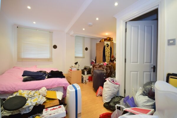 King Henrys Road, 3 Bedroom flat en suite shower