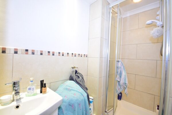 King Henrys Road, 3 Bedroom flat en suite shower