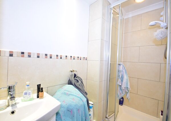 King Henrys Road, 3 Bedroom flat en suite shower