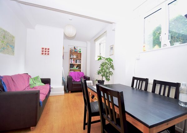 King Henrys Road, 3 Bedroom flat en suite shower