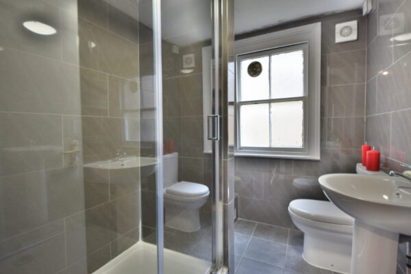 Cardozo Road, N7,  4 Bedroom flat en suite bedrooms